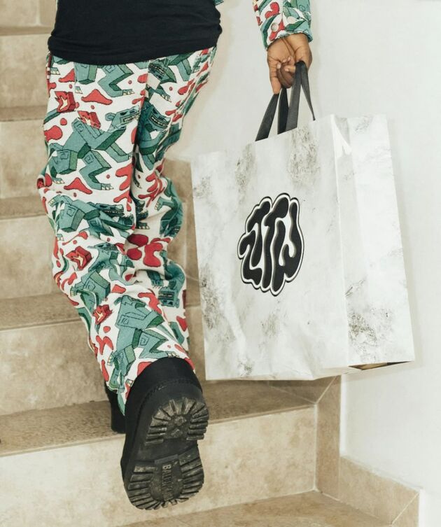 Marble texture shopping bag with bold logo